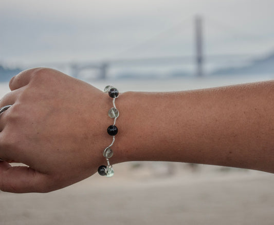 Onyx and fluorite wavy bracelet