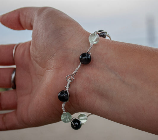Onyx and fluorite wavy bracelet
